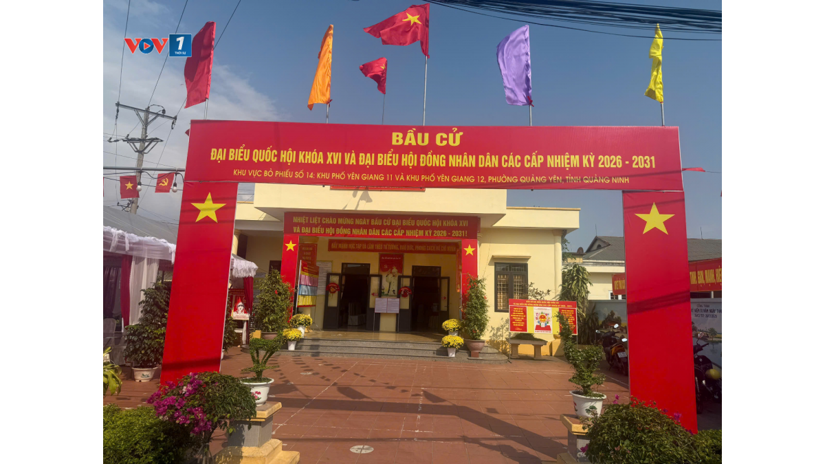 Những ngày này, trên khắp các khu dân cư ven biển của Quảng Ninh, cờ Tổ quốc, băng rôn, khẩu hiệu tuyên truyền về bầu cử đã được treo trang trọng tại các nhà văn hóa, trụ sở khu phố và các điểm bỏ phiếu