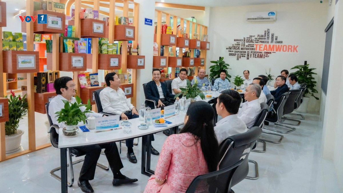 Nguyên UVBCT- nguyên Chủ tịch nước Trương Tấn Sang (bìa trái) cùng lãnh đạo Tây Ninh đến thăm Trung tâm đổi mới sáng tạo Tây Ninh