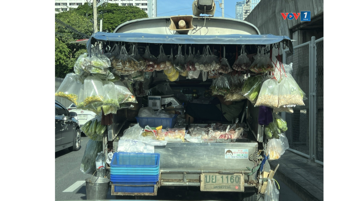 Một xe bán hàng lưu động di chuyển trên đường Rama 9, Bangkok, Thái Lan. Ảnh: VOV Bangkok
