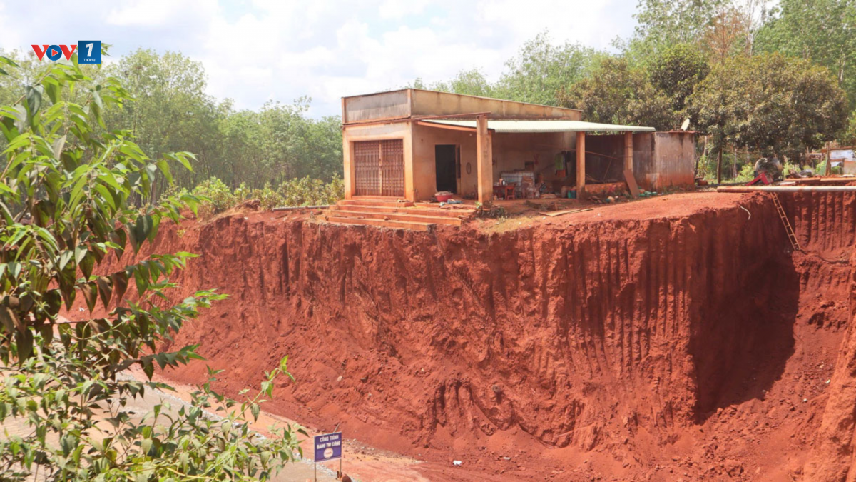 Nhà dân cao hơn mặt đường khoảng 10m