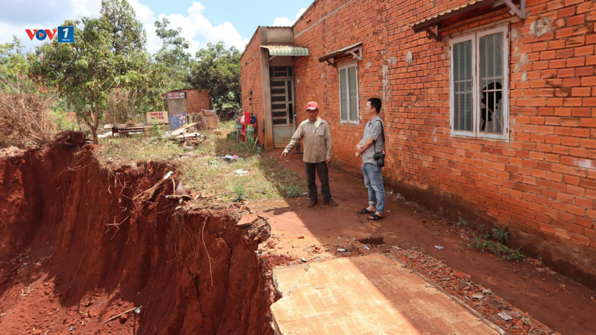 Người dân lo sợ sạt lở