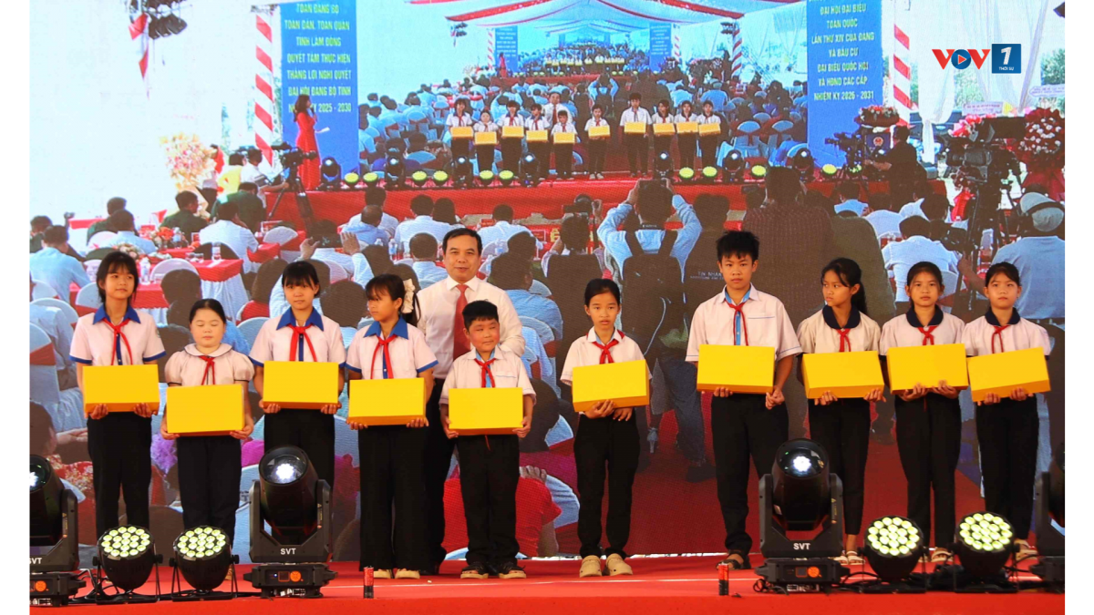 Đại diện Bộ Giáo dục và Đào tạo trao học bổng cho các em học sinh có hoàn cảnh khó khăn nhưng vươn lên học tập tốt.