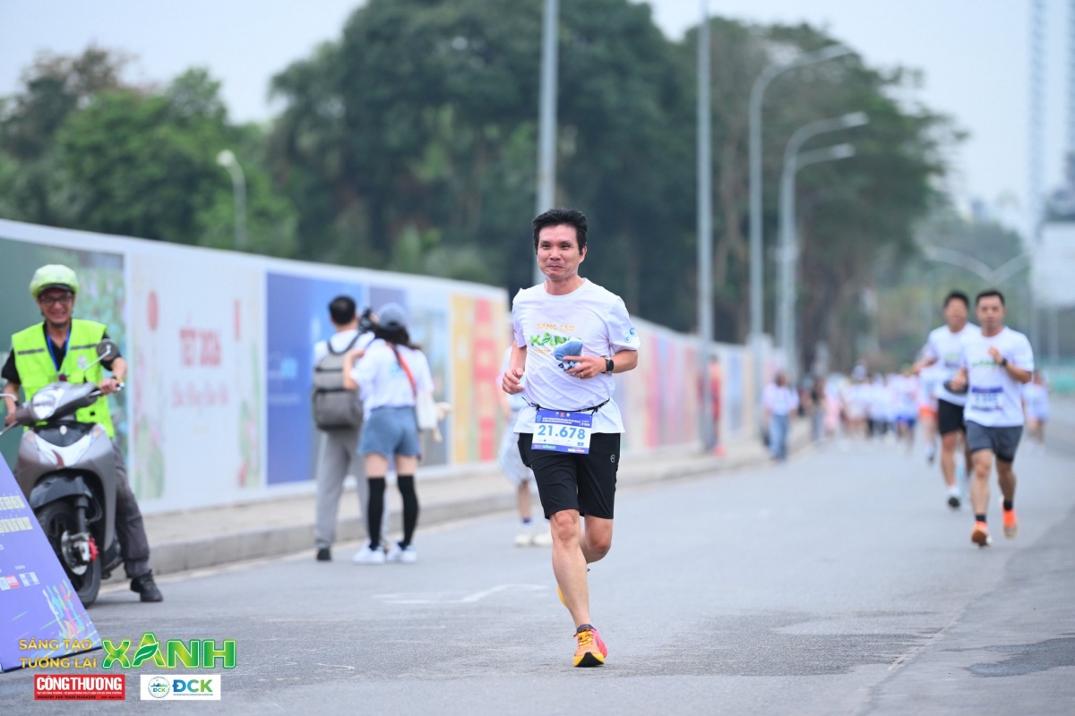 Chuyên gia năng lượng Hà Đăng Sơn đồng thời là vận động viên đến từ một số câu lạc bộ chạy phong trào tham gia Giải chạy hưởng ứng Chiến dịch Giờ trái đất năm 2026