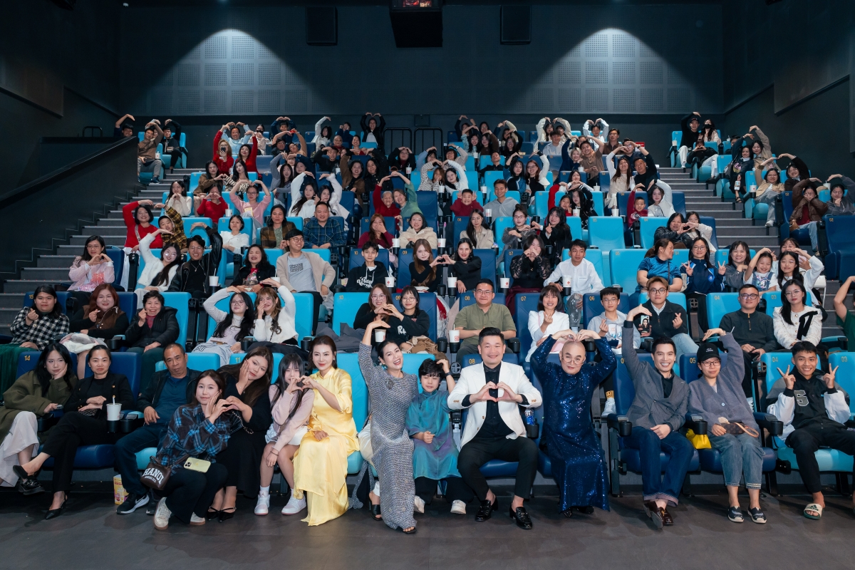 Tại buổi giao lưu, đông đảo khán giả thể hiện niềm vui và tình yêu với bộ phim Mùi Phở