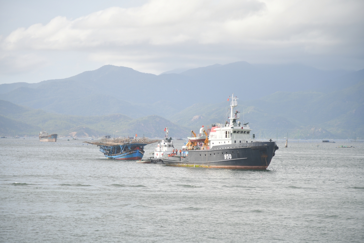 Tại khu vực cảng Ba Ngòi, tàu 950 bàn giao tùa cá cho tàu 986 hỗ trợ tàu cá vào cập cảng 