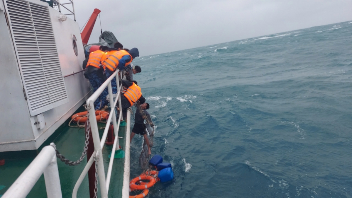 CBCS Vùng Cảnh sát biển 2 kịp thời cứu nạn tàu cá và thuyền viên 