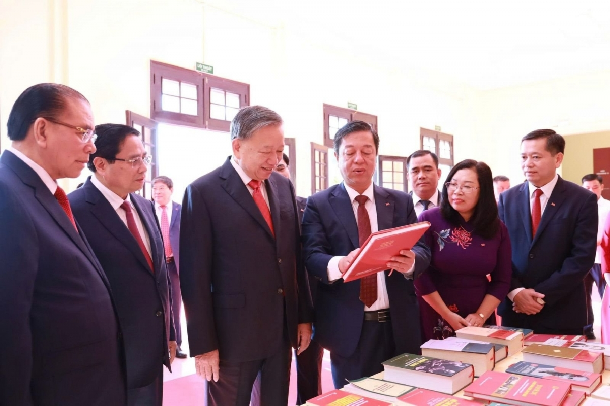 Tổng Bí thư Tô Lâm, Thủ tướng Phạm Minh Chính cùng các đồng chí lãnh đạo, nguyên lãnh đạo Đảng, Nhà nước đến thăm Nhà xuất bản Chính trị quốc gia Sự thật