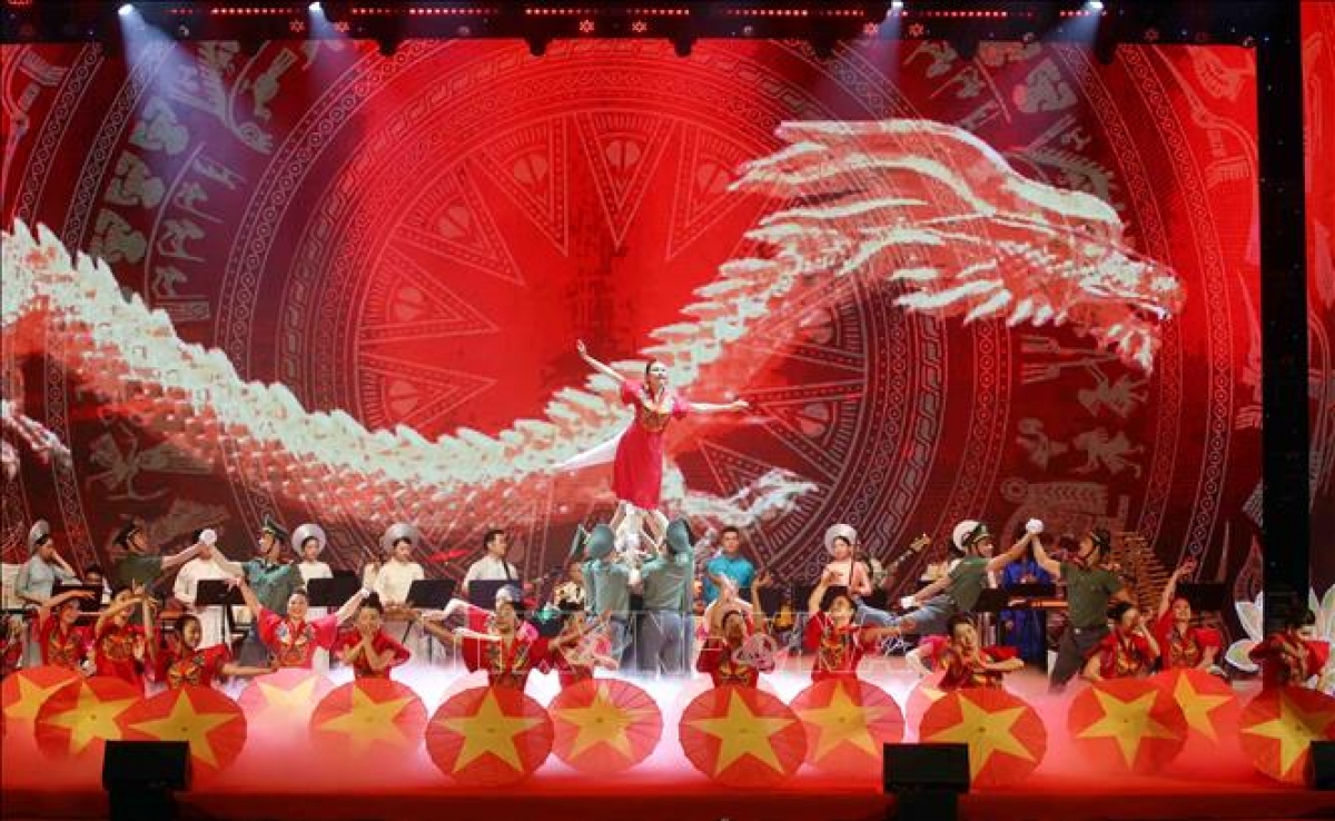 Tiết mục trình diễn của các nghệ sĩ Việt Nam - Ảnh: TTXVN