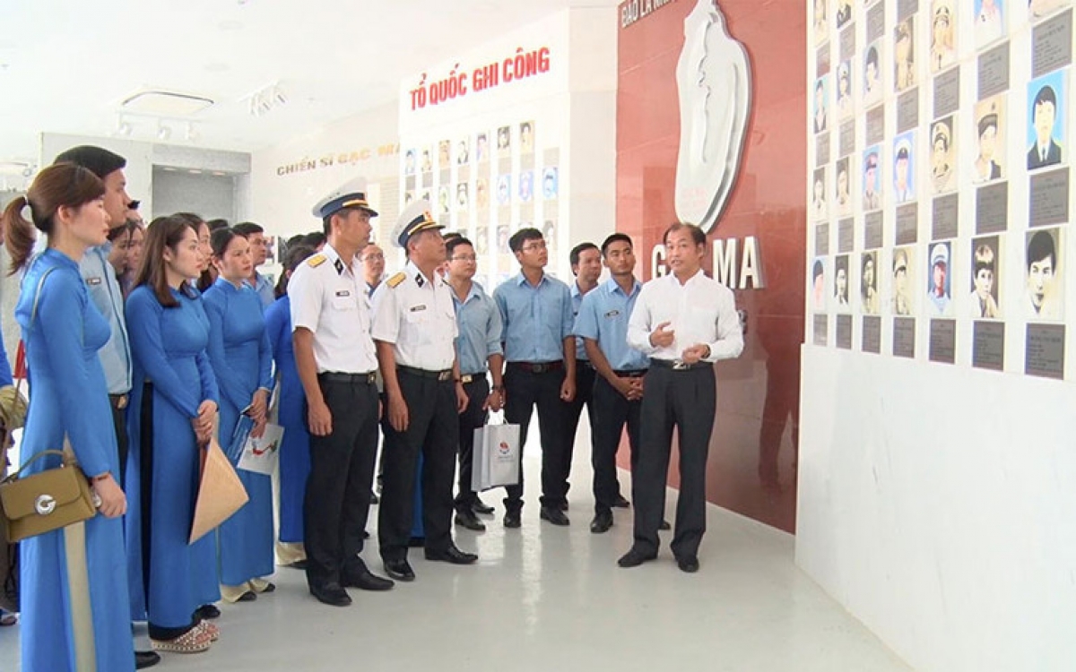 Tham quan khu tưởng niệm gạc ma