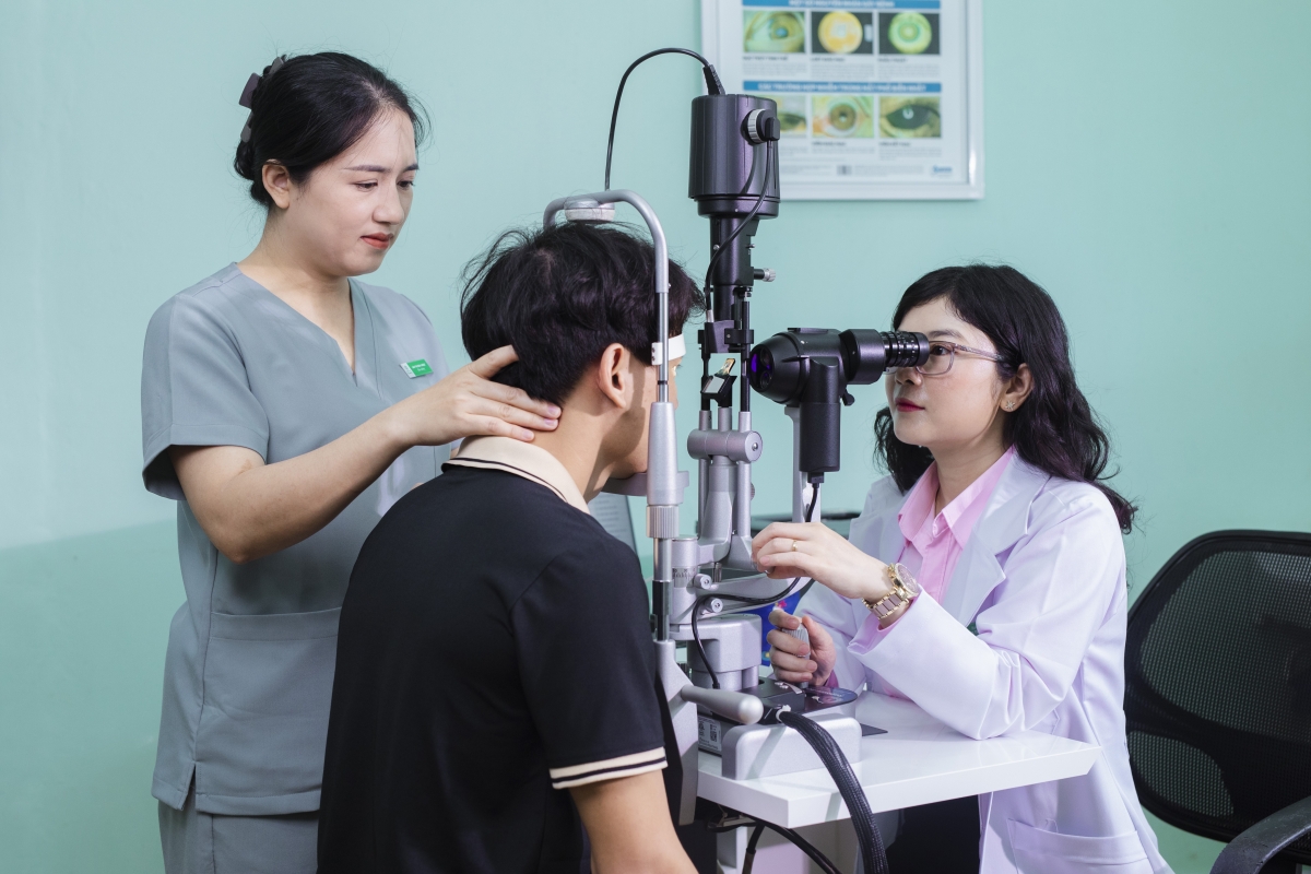 Thiết bị ứng dụng công nghệ AI, trị giá 1,1 triệu USD (khoảng gần 30 tỷ đồng), được Bệnh viện Mắt Tây Nguyên đầu tư, sẽ giúp phẫu thuật cận thị và loạn thị nhanh hơn, an toàn và chính xác hơn.