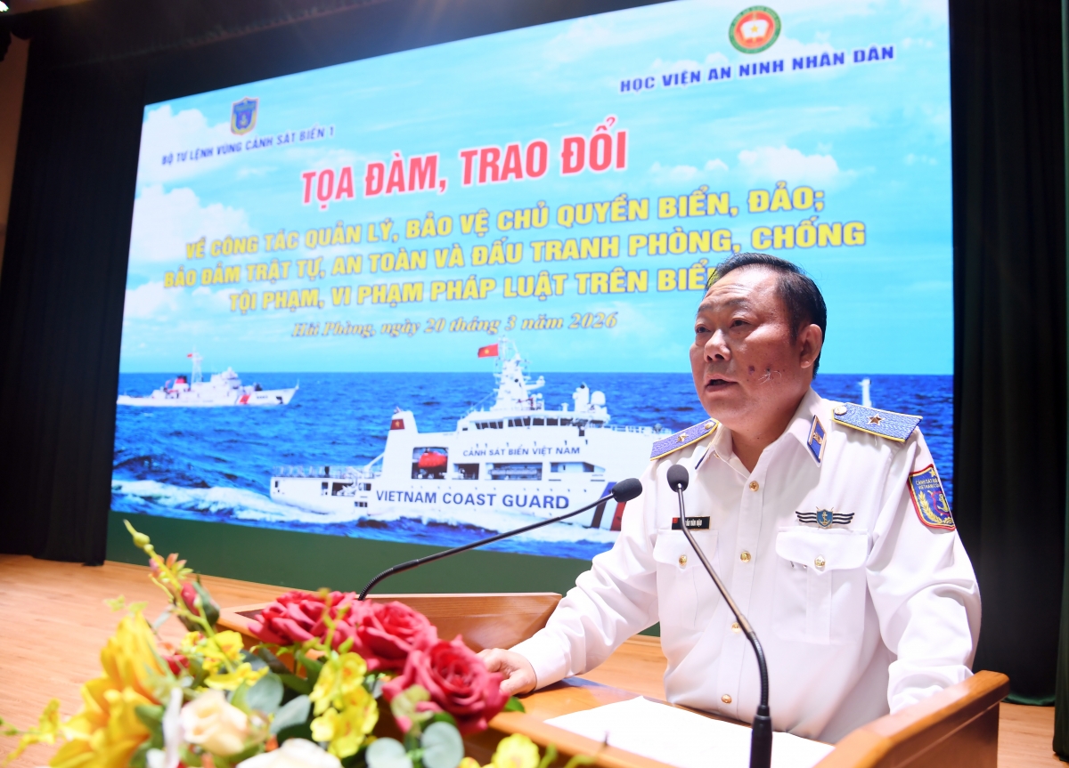 Thiếu tướng Trần Văn Hậu trao đổi cùng đoàn công tác Học viện ANND