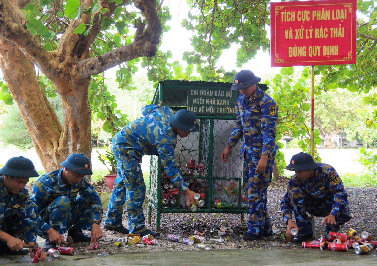 Thu gom rác thải rắn tại Liên chi đoàn đảo Song Tử Tây