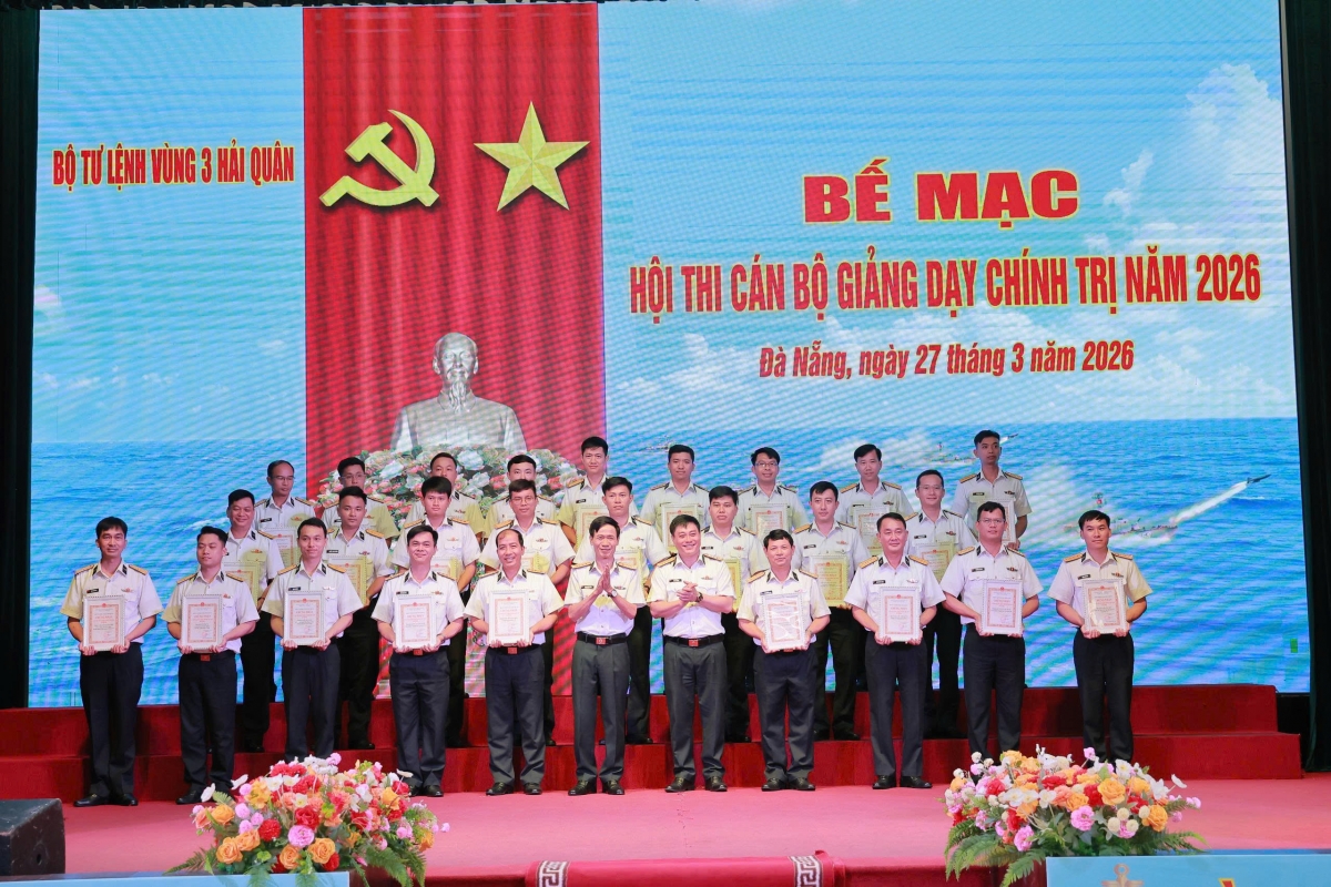 Thủ trưởng Bộ Tư lệnh Vùng tặng giấy chứng nhận đạt giỏi cho các cá nhân có thành tích tôt trong hội thi