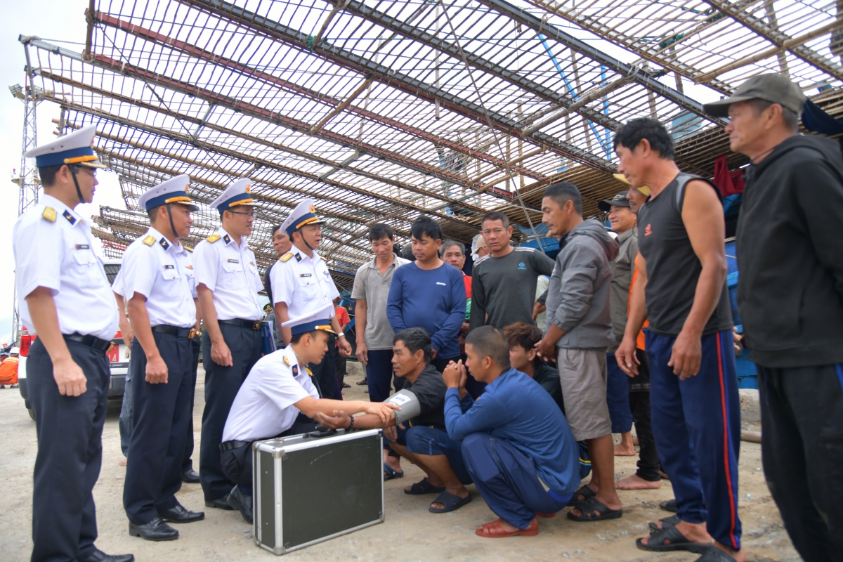 Thủ trưởng cơ quan Vùng và chỉ huy Lữ đoàn 955 hỏi thăm sức khỏe ngư dân 