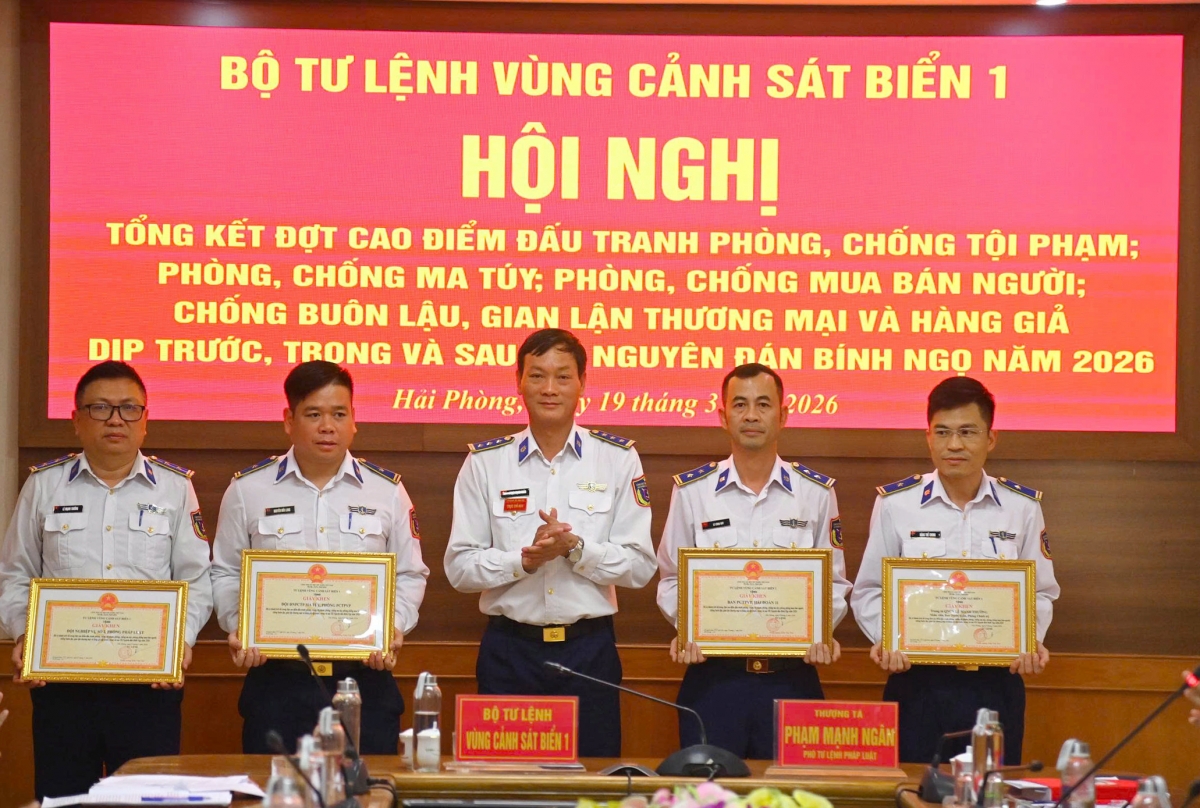 Thượng tá Phạm Mạnh Ngân trao thưởng cho các tập thể, cá nhân đạt thành tích tốt trong thực hiện đợt cao điểm