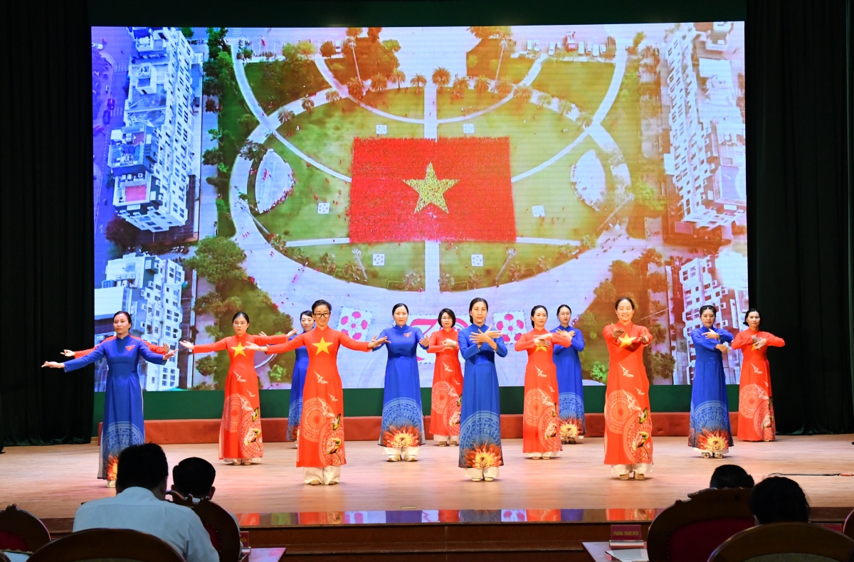 Tiết mục văn nghệ tại Lễ phát động thi đua