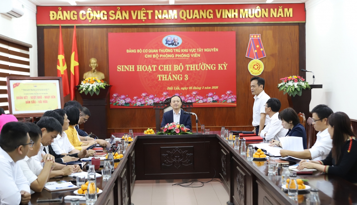Tổng Giám đốc Đài TNVN Đỗ Tiến Sỹ tham sinh hoạt thường kỳ với chi bộ phòng Phóng viên-VOV Tây Nguyên theo Chỉ thị 50