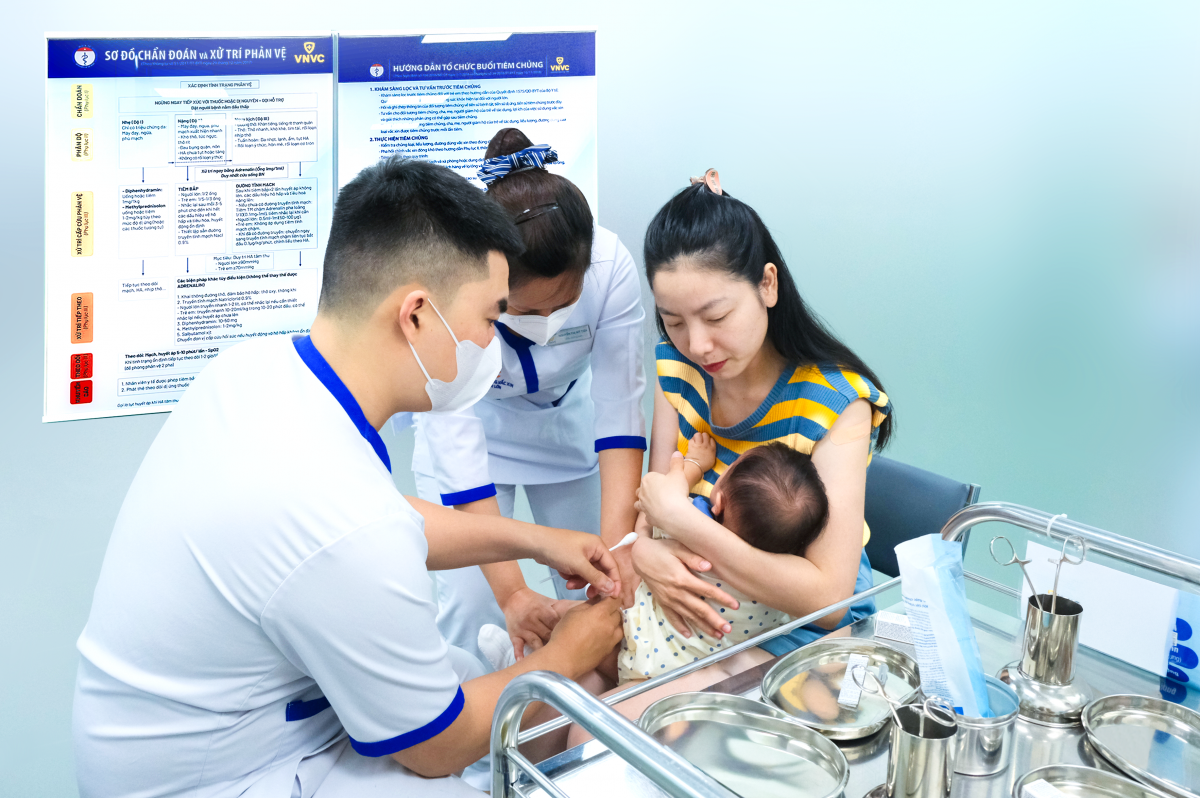 Nhiều trẻ nhỏ được gia đình đưa đi tiêm phòng các bệnh truyền nhiễm nguy hiểm trong giai đoạn hiện nay