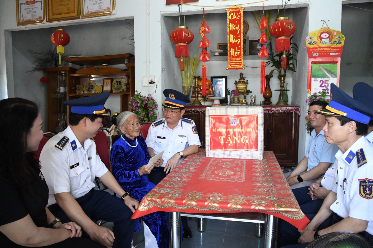 Vùng Cảnh sát biển 2 tri ân mẹ Việt Nam Anh hùng tại địa bàn đóng quân