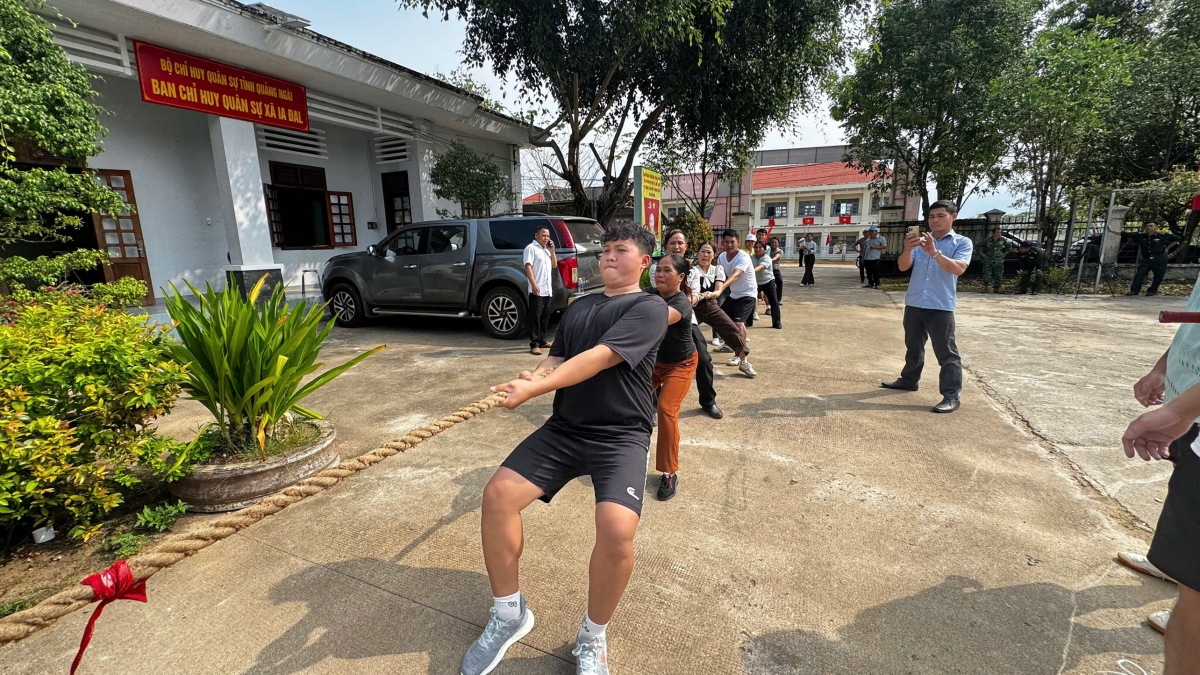 Trò chơi kéo co tại Ngày hội Biên phòng toàn dân ở xã xã Ia Đal, tỉnh Quảng Ngãi.