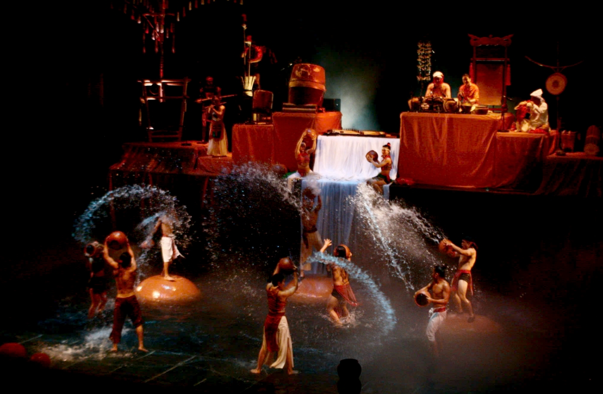 Trong không gian huyền ảo, Chum show kể lại câu chuyện quen thuộc của đời sống bằng ngôn ngữ sân khấu đương đại.