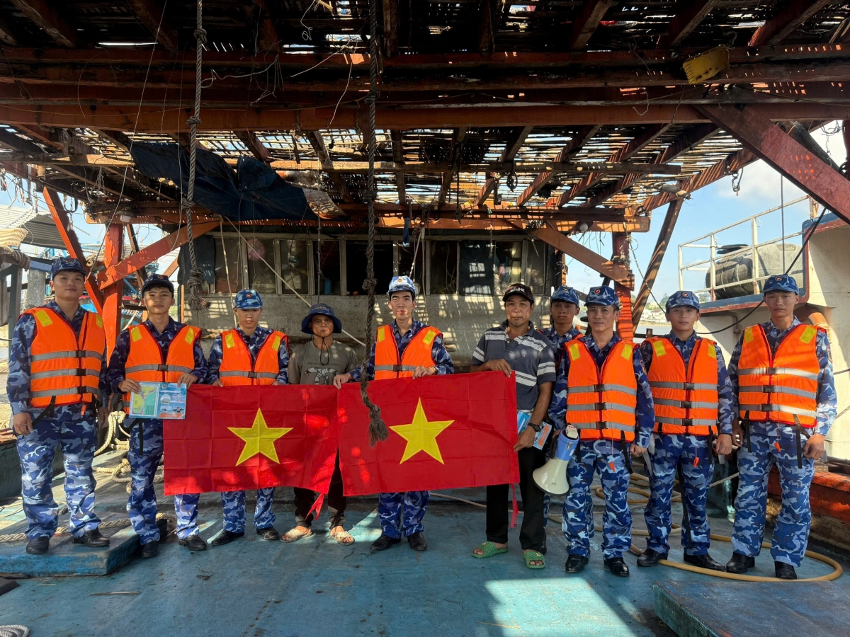 Tặng cờ tổ quốc, tuyên truyền pháp luật biển cho ngư dân