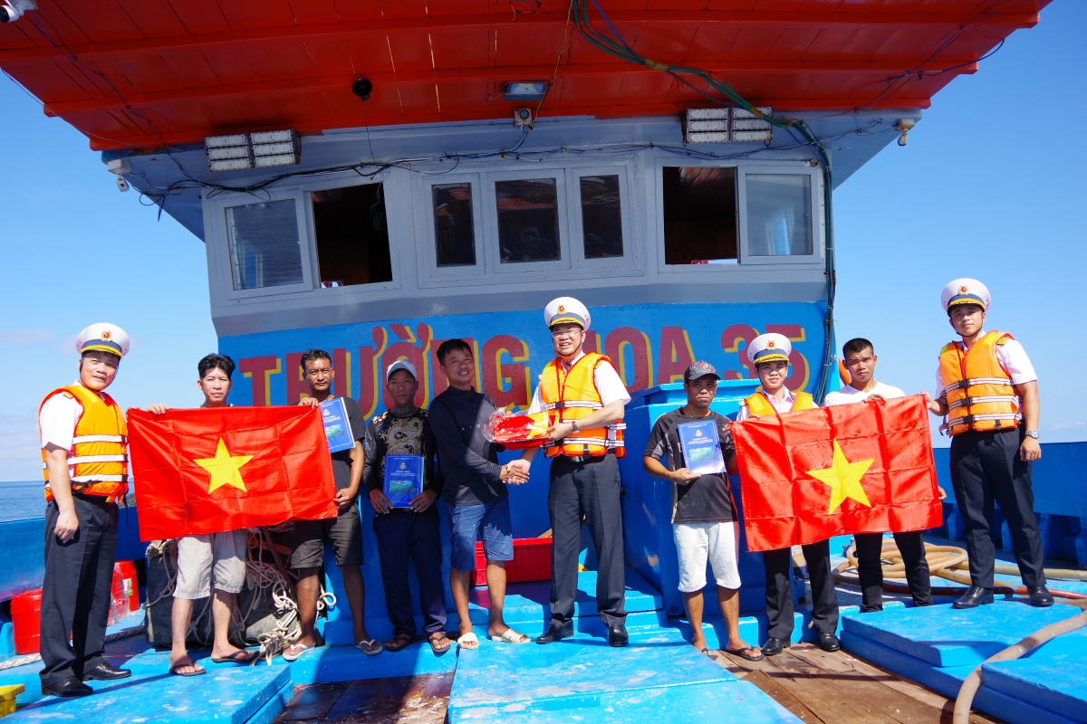 Lực lượng Vùng 2 Hải quân tuyên truyền, tặng cờ Tổ quốc cho ngư dân trên biển