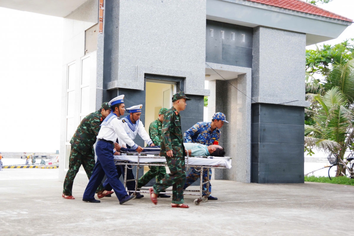 Vận chuyển bệnh nhân vào bệnh xá đảo Trường Sa