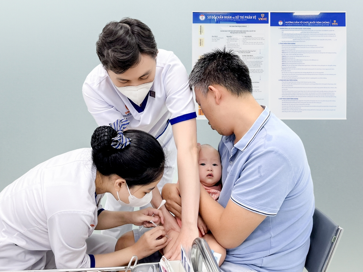 Em bé được tiêm phòng vắc xin ngừa não mô cầu