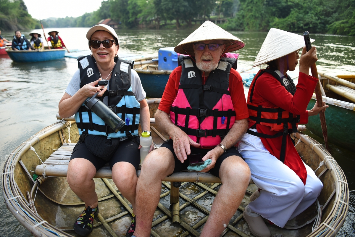 Anh Howard và chị Maya lần đầu trải nghiệm thuyền thúng Việt Nam