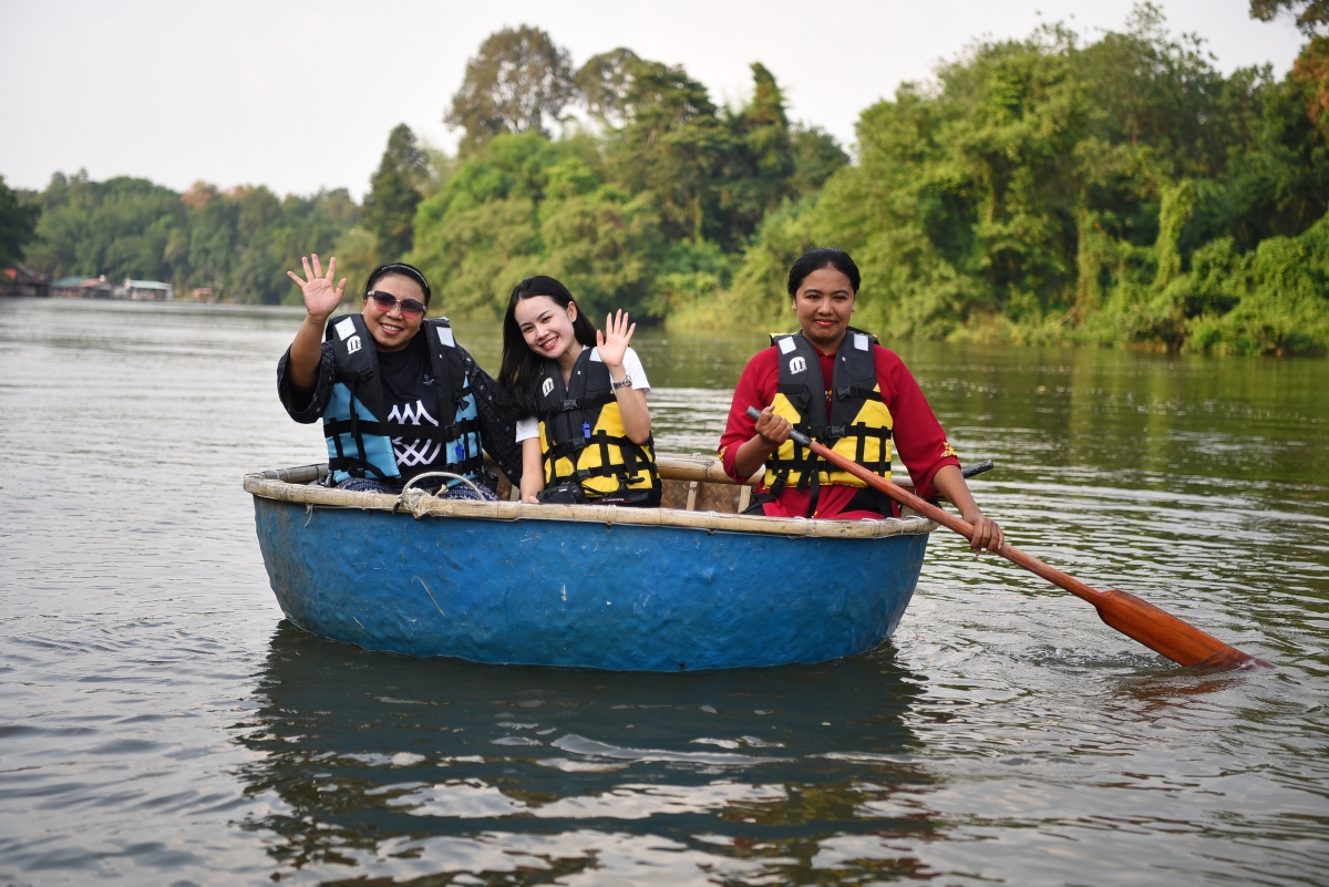 Du khách Thái Lan thích thúc khi được trải nghiệm đi thuyền thúng Việt Nam