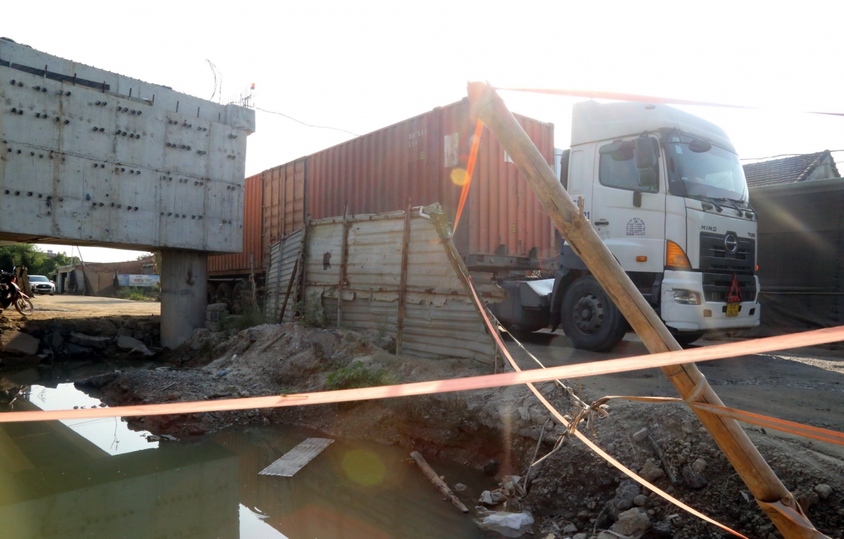 Xe cộ chen chúc trên mặt đường cũ bị thu hẹp.