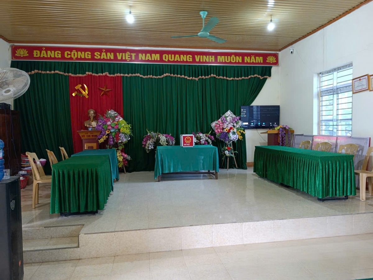 
Khu vực bỏ phiếu tại điểm bỏ phiếu sớm ở xã Mường Quàng đang được hoàn thiện những phần việc cuối cùng