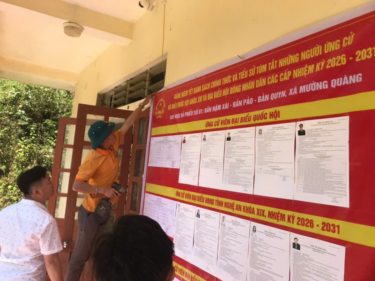 
Để đảm bảo ngày bầu cử trên địa bàn thực sự là ngày hội toàn dân, cùng với việc chuẩn bị bầu cử chung thì xã Mường Quàng đặc biệt quan tâm đến 2 khu vực bỏ phiếu sớm, điều kiện đặc biệt khó khăn là Huổi Máy và Nậm Xái.