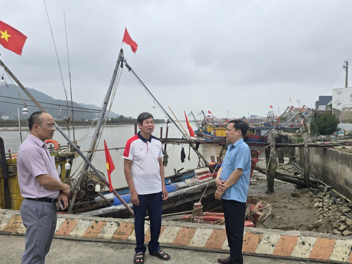 Đồng chí Trần Văn Đề, Trưởng phòng Văn hóa – Xã hội xã Hoa Lộc (áo xanh)