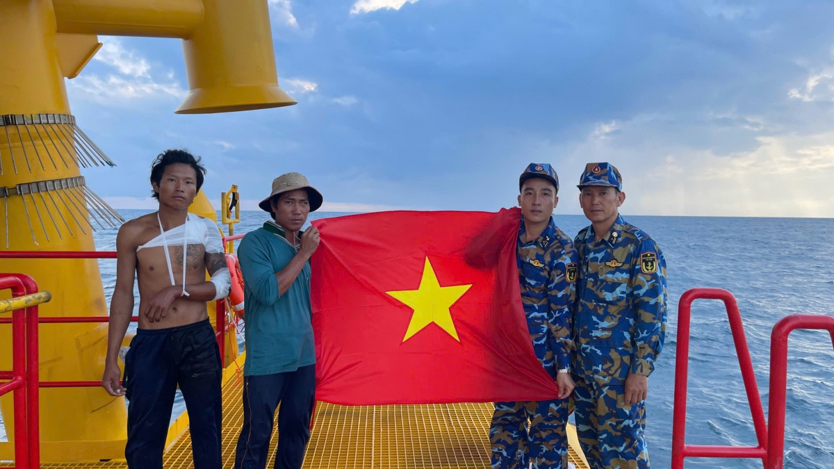 CBCS nhà giàn DK1/10 tặng cờ Tổ quốc và tuyên truyền chống khai thác IUU cho ngư dân