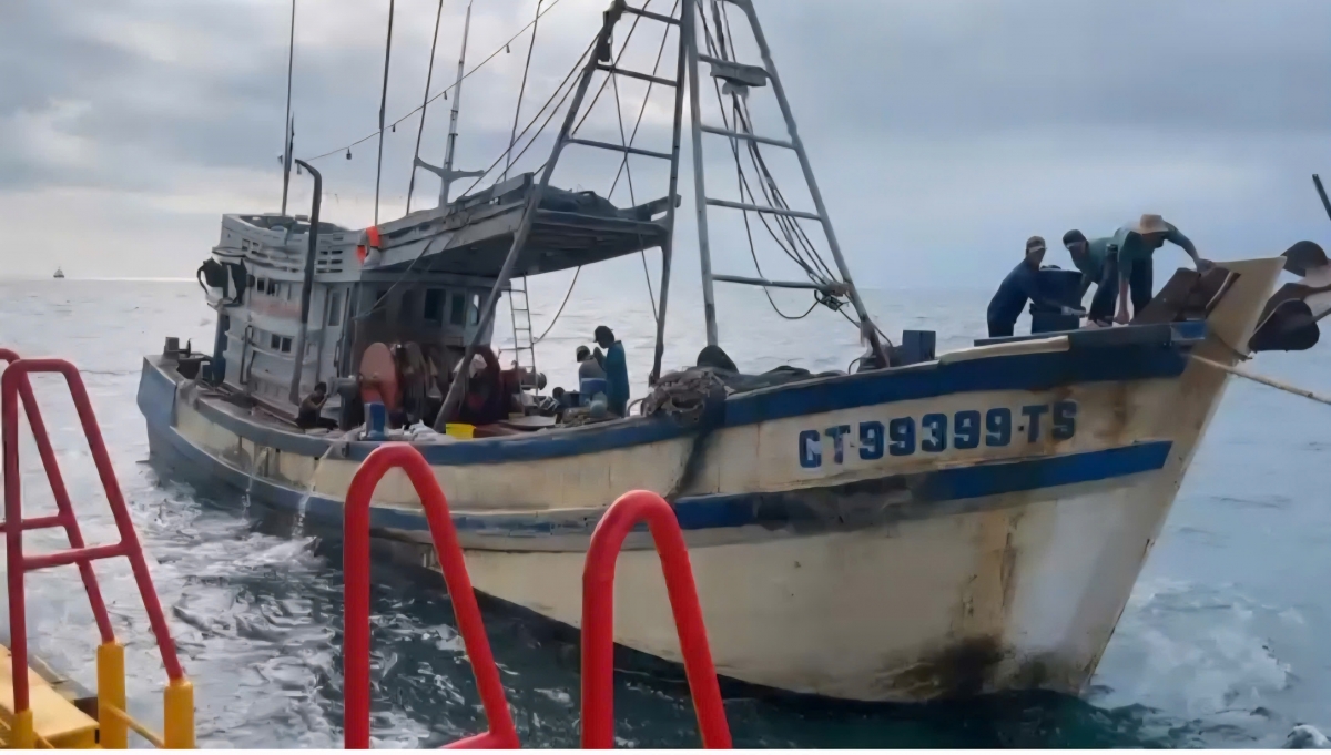 Tàu cá số hiệu CT 99399 TS tiếp cận nhà giàn DK1/10 đề nghị hỗ trợ y tế