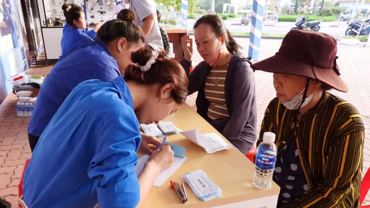 Người dân điền thông tin đăng ký khám bệnh