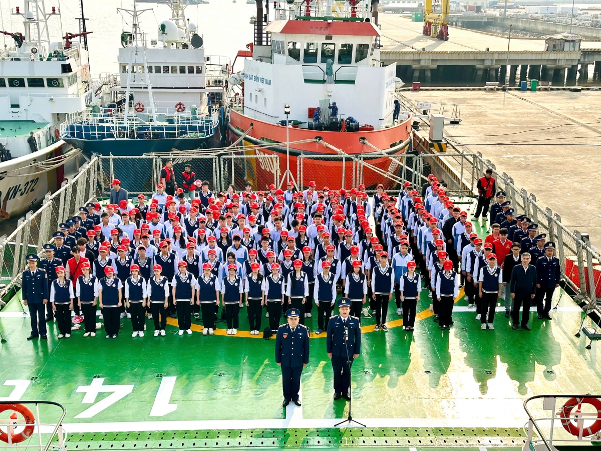 Cán bộ, chiến sĩ và học sinh THPT Cát Bà trang nghiêm thực hiện lễ chào cờ trên tàu