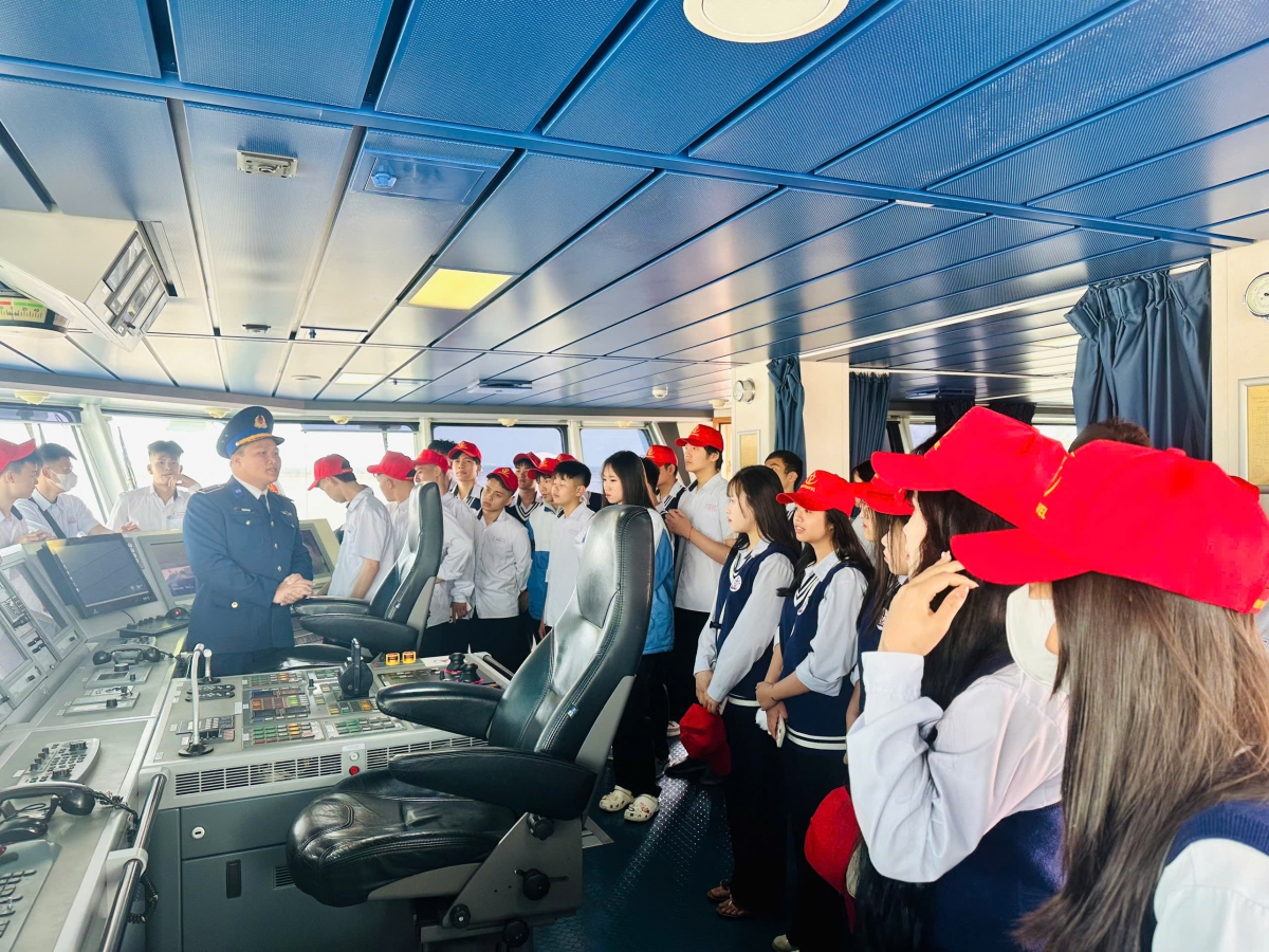 Tham quan buồng lái, hệ thống điều khiển tàu và nghe giới thiệu về kíp trực sẵn sàng chiến đấu