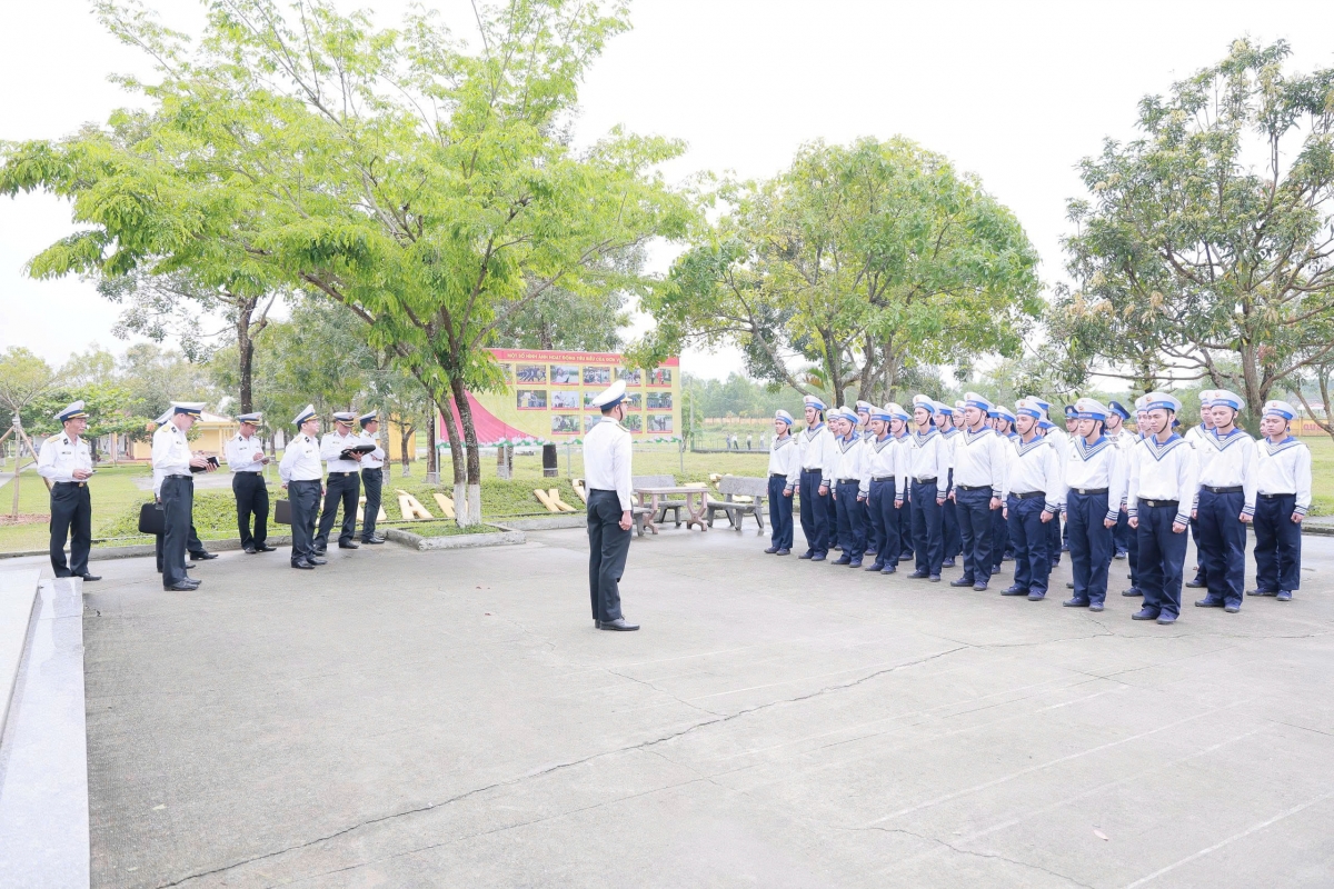 Đoàn công tác kiểm tra huấn luyện chiến sĩ mới tại Tiểu đoàn 355