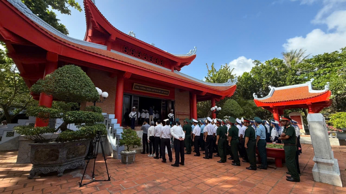 Quân dân Trường Sa dâng hương tại Nhà tưởng niệm Chủ tịch Hồ Chí Minh