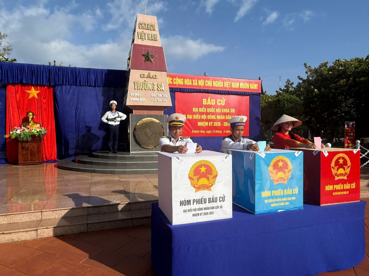 Cử tri Trường Sa bỏ phiếu thực hiện quyền công dân