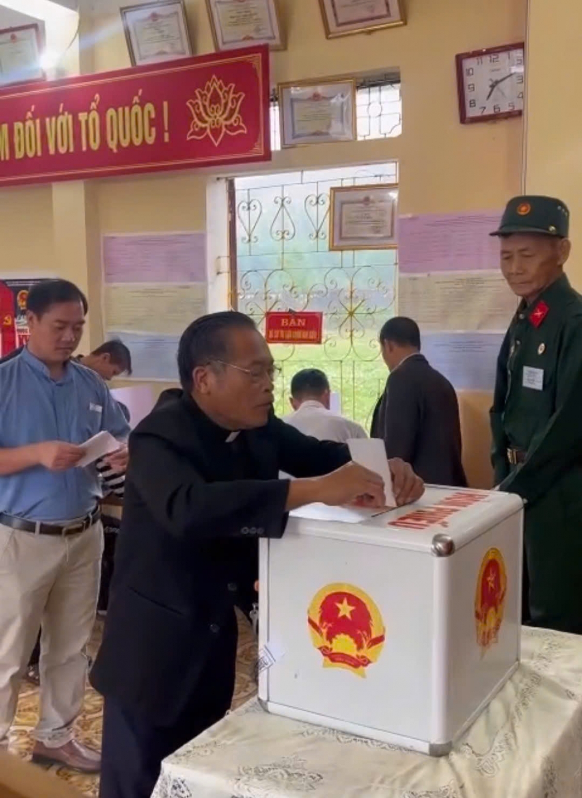 Linh mục Phạm Văn Nhân, Quản xứ Thái Yên là người tiên phong, bỏ lá phiếu đầu tiên trong niềm hân hoan, phấn khởi