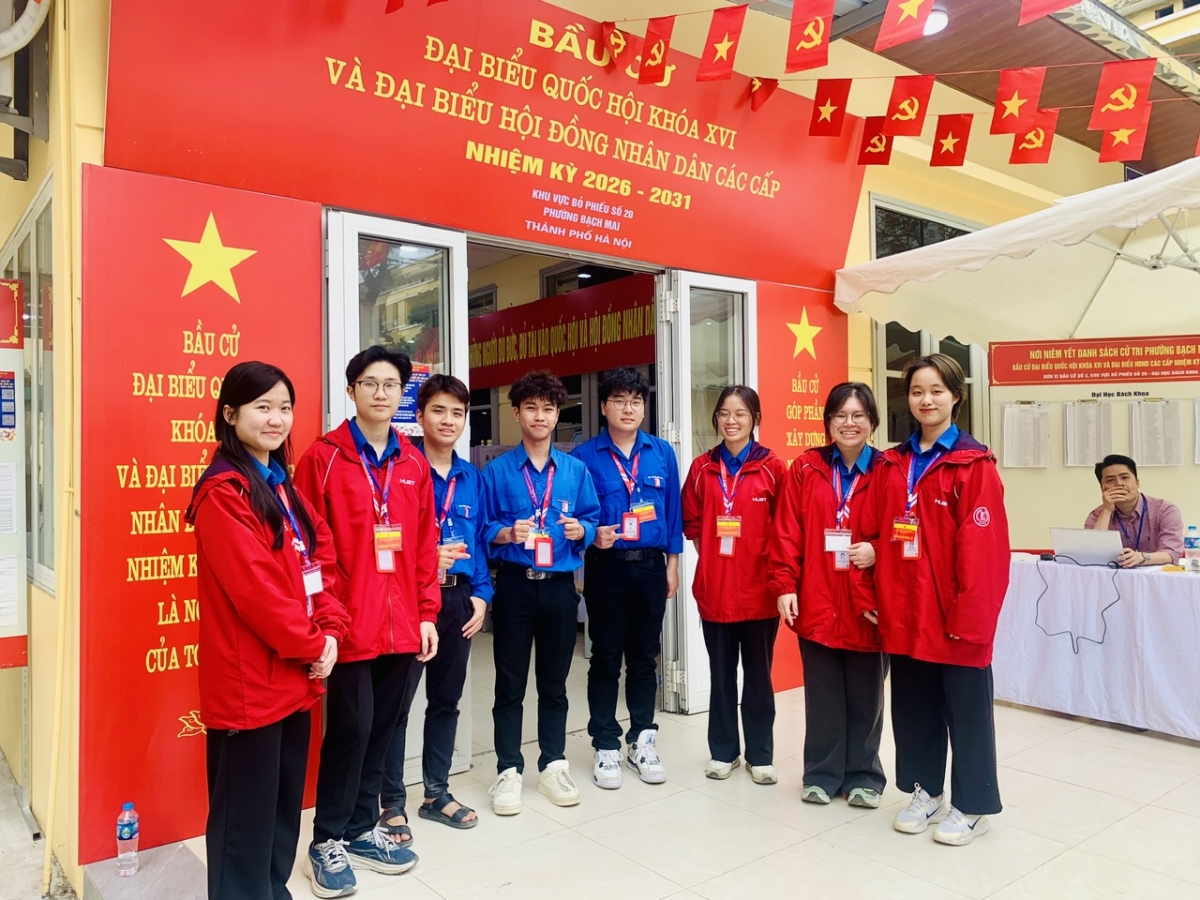 Các sinh viên tình nguyện hỗ trợ và cũng là cử tri đi bầu cử _Ảnh Đại học Bách khoa Hà Nội

 