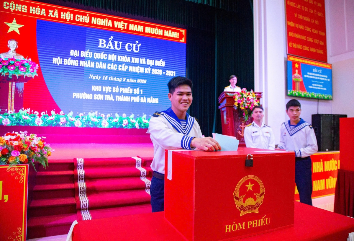 CBCS Vùng 3 Hải quân bỏ phiếu tại điểm bầu cử số 1 phường Sơn Trà