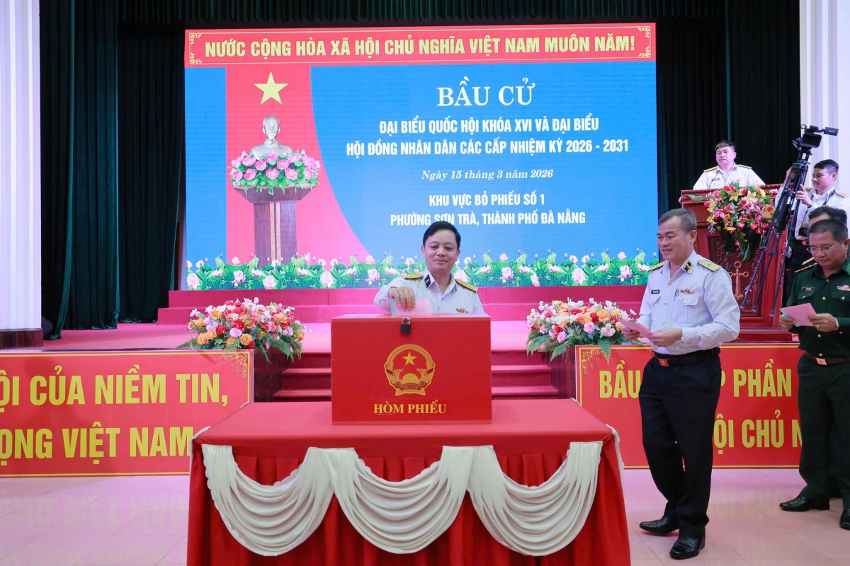 Thủ trưởng BTL Vùng bỏ phiếu