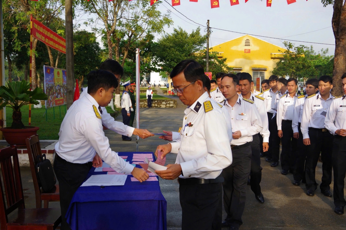 Các cử tri nhận phiếu bầu cử