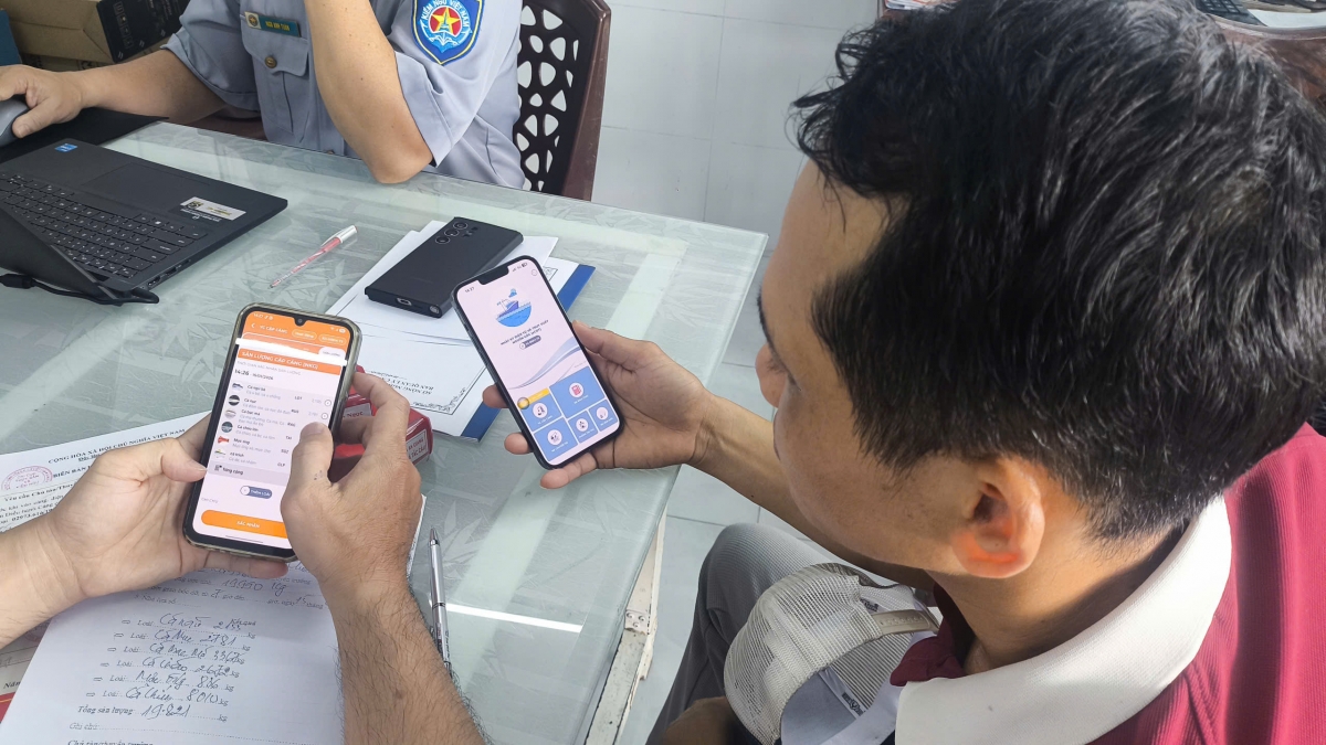 Hướng dẫn ngư dân sử dụng phần mềm truy xuất nguồn gốc hải sản điện tử (eCDT) tại cảng cá Tắc Cậu, An Giang