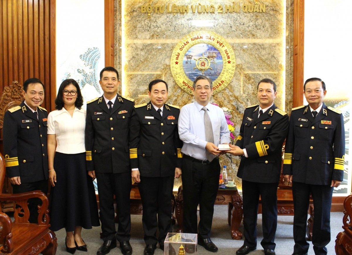 Thủ trưởng Vùng 2 Hải quân tặng quà lưu niệm cho đồng chí Nguyễn Phước Lộc,  Ủy viên Ban chấp hành Trung ương Đảng, Phó Bí thư Thành ủy, Chủ tịch UB MTTQ Việt Nam Thành phố Hồ Chí Minh.
 